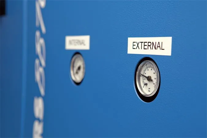 Páska do štítkovača, odolný polyester, 9 mm x 5,5 m,  DYMO "Rhino", biela-čierna 5