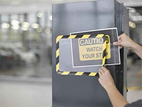 Informačný rám, samolepiaca zadná strana, A4, DJOIS "Magneto Safety", červená-biela 3