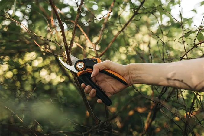 Dvojčepeľové záhradné nožnice, FISKARS "PowerGear P921 M" 3