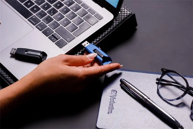 USB kľúč, 64GB, USB 3.2, 175/80 MB/sec, VERBATIM "V3 MAX", modro-čierna 4