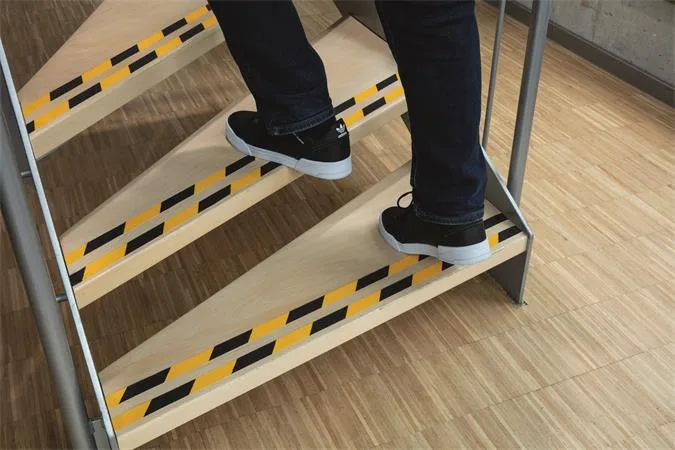 Protišmyková páska, 2,5 cmx15 m, DURABLE "DURALINE®", žltá-čierna 4