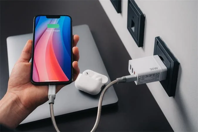 Sieťová nabíjačka, 1xUSB-C PD (20W), USB-A QC 3.0, 2xUSB-A (10W), VERBATIM, biela 6